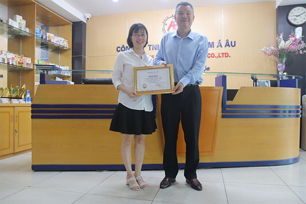 Chị Lê Thị Hạnh (A) - Nhân viên Digital Marketing - Công ty TNHH Dược phẩm Á Âu nhận Giấy chứng nhận thâm niên công tác